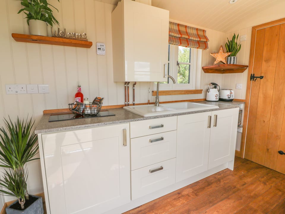 Cottage | Private kitchen | Fridge, microwave, electric kettle, toaster