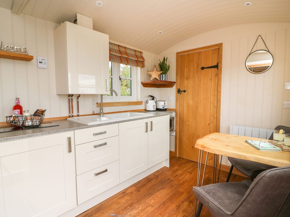Cottage | Private kitchen | Fridge, microwave, electric kettle, toaster