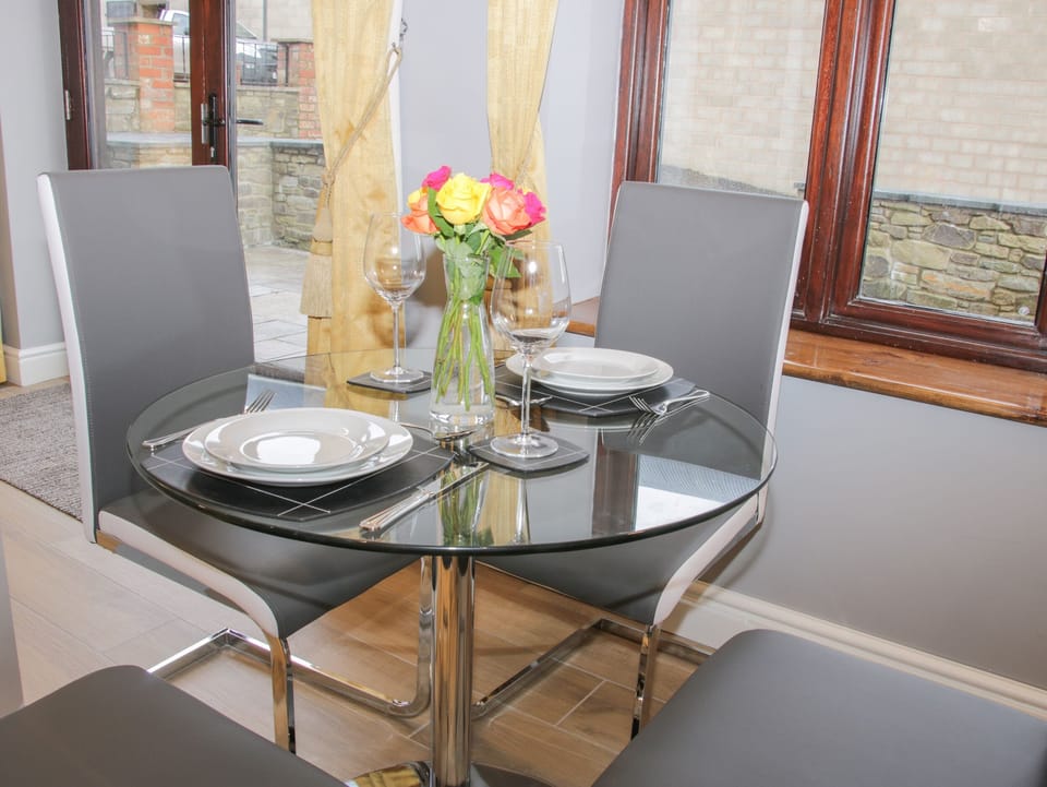 Cottage | Private kitchen | Fridge, microwave, electric kettle, cookware/dishes/utensils