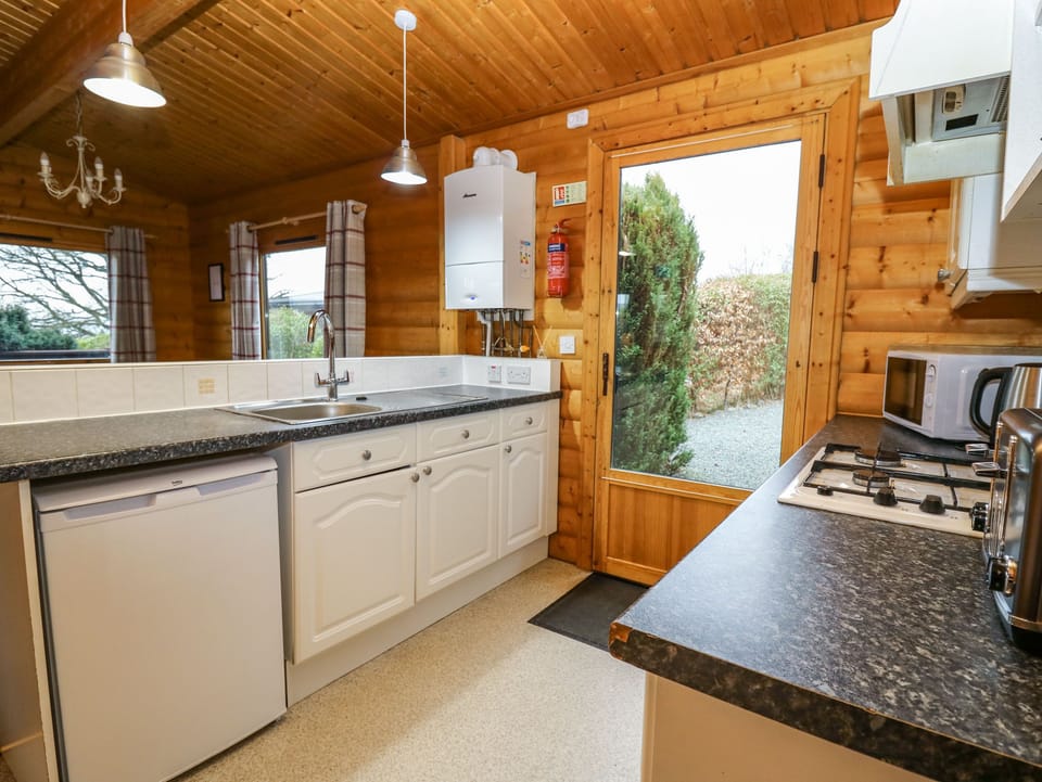 Cottage | Private kitchen | Fridge, microwave, electric kettle, toaster