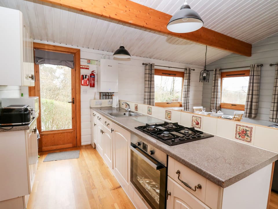 Cottage | Private kitchen | Fridge, microwave, electric kettle, toaster