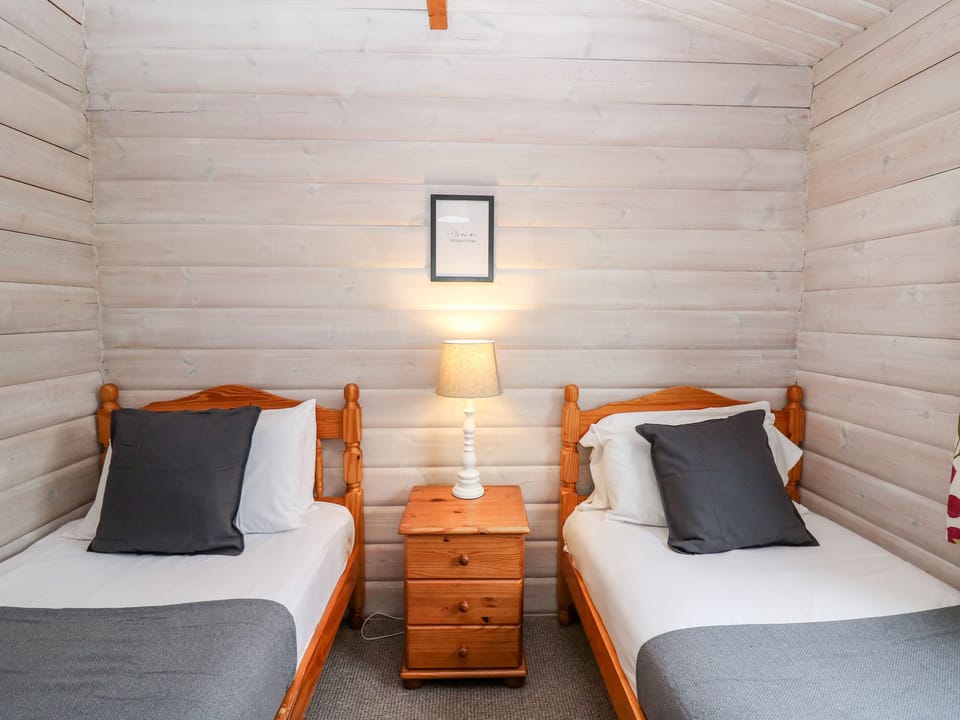 Snowy Owl Lodge Cottage in Wales