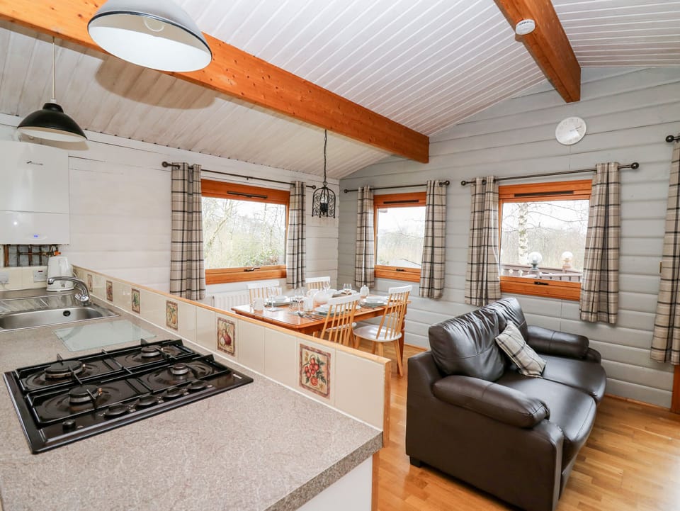 Cottage | Private kitchen | Fridge, microwave, electric kettle, toaster