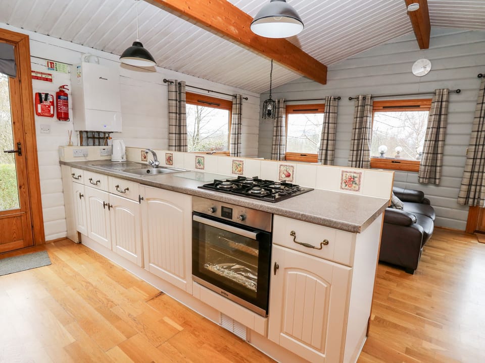 Cottage | Private kitchen | Fridge, microwave, electric kettle, toaster