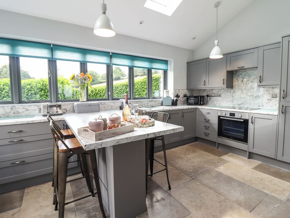 Cottage | Private kitchen | Fridge, microwave, dishwasher, electric kettle