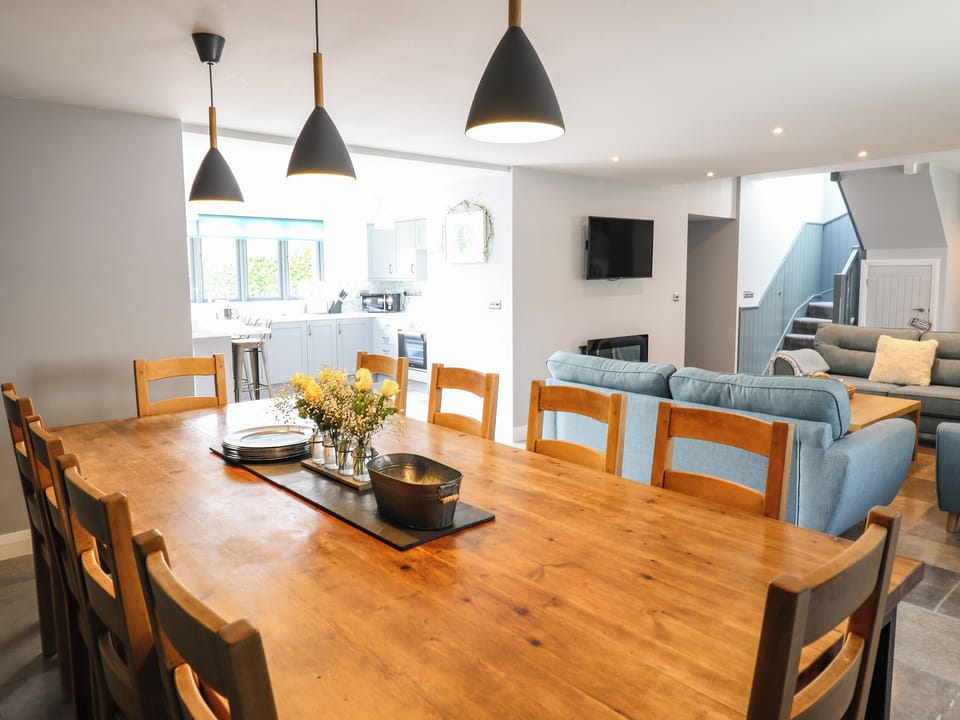 Cottage | Dining
