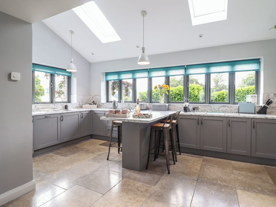 Cottage | Private kitchen | Fridge, microwave, dishwasher, electric kettle