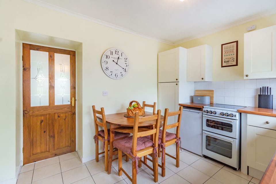 Cottage | Private kitchen | Fridge, microwave, electric kettle, toaster