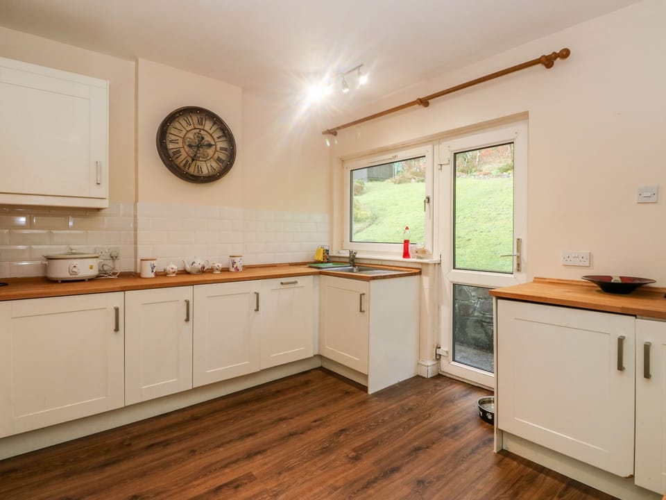 Cottage | Private kitchen | Fridge, toaster, cookware/dishes/utensils