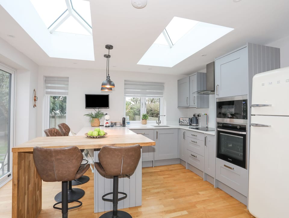 Cottage | Private kitchen | Fridge, dishwasher, cookware/dishes/utensils