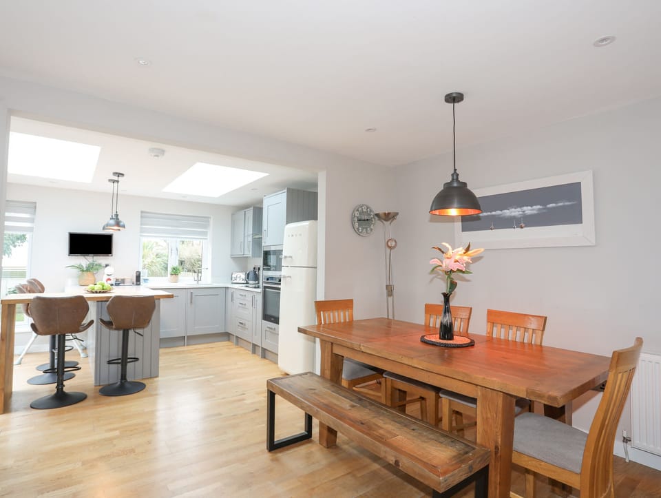 Cottage | Dining