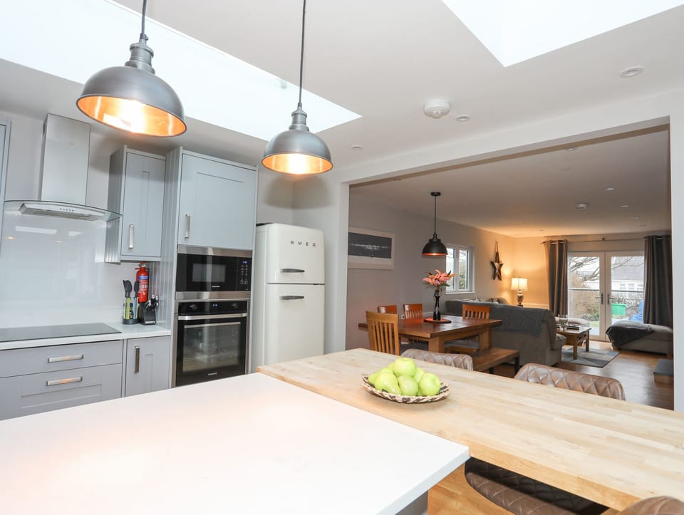 Cottage | Private kitchen | Fridge, dishwasher, cookware/dishes/utensils