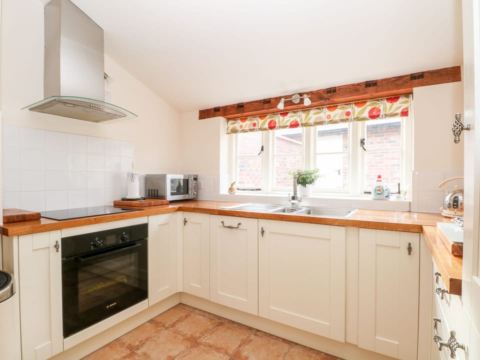 Cottage | Private kitchen | Fridge, microwave, dishwasher, electric kettle