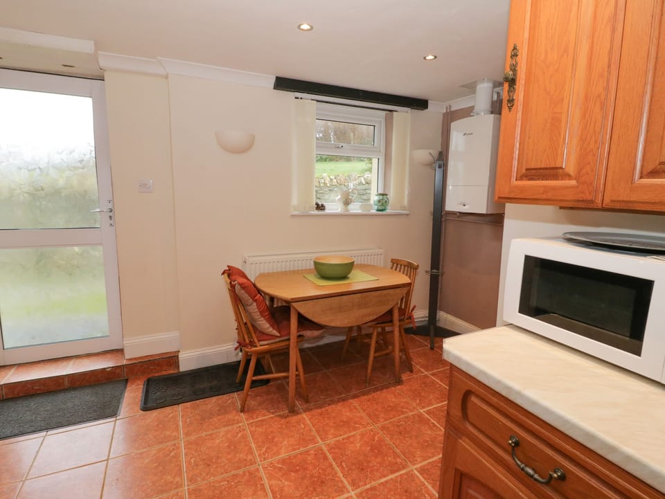 Cottage | Private kitchen | Fridge, microwave, electric kettle, toaster