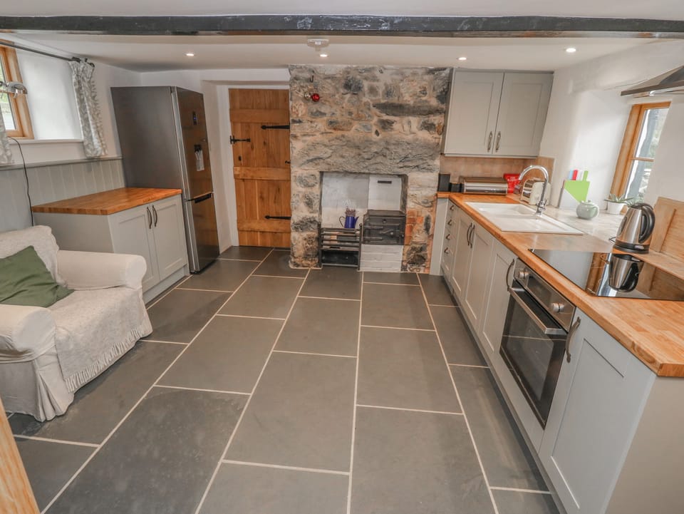 Cottage | Private kitchen | Fridge, dishwasher, cookware/dishes/utensils