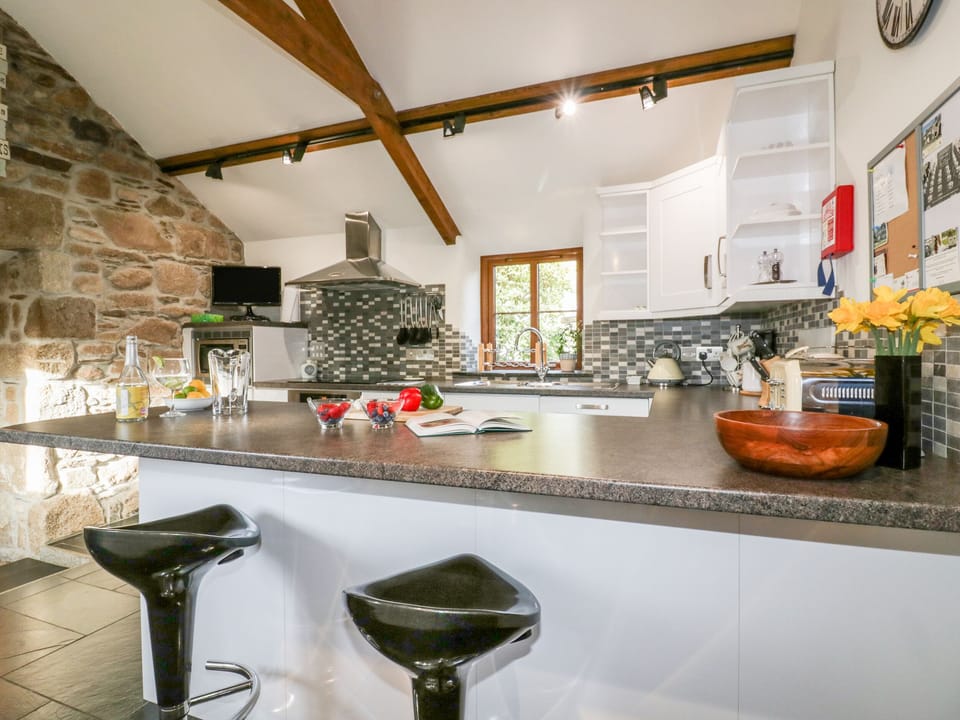 Cottage | Private kitchen | Fridge, microwave, electric kettle, toaster