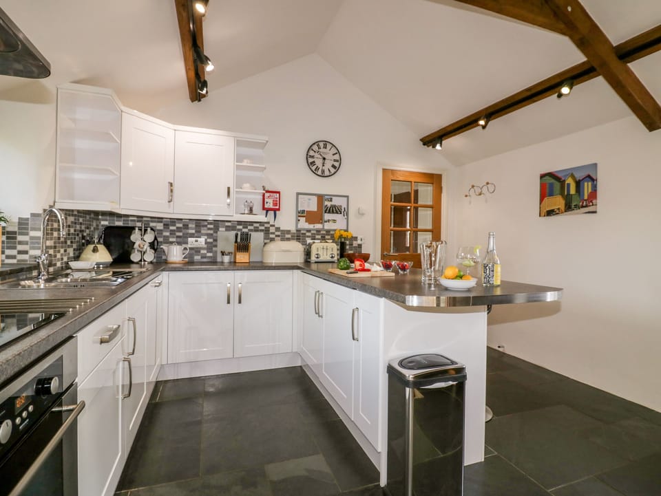 Cottage | Private kitchen | Fridge, microwave, electric kettle, toaster