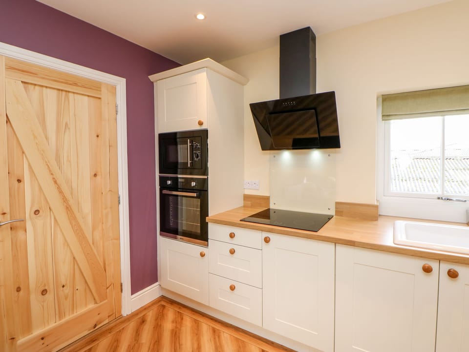 Cottage | Private kitchen | Fridge, dishwasher, electric kettle, toaster