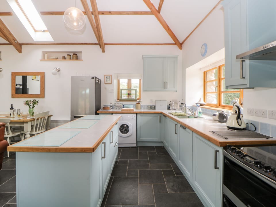 Cottage | Private kitchen | Fridge, dishwasher, electric kettle, toaster