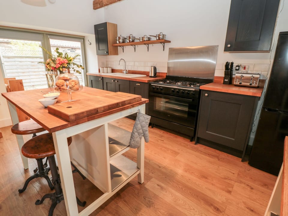 Cottage | Private kitchen | Fridge, microwave, dishwasher, electric kettle