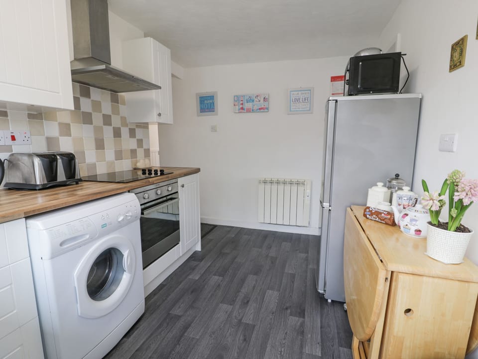 Cottage | Private kitchen | Fridge, electric kettle, toaster, cookware/dishes/utensils