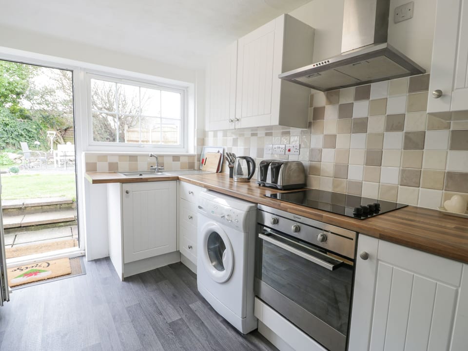 Cottage | Private kitchen | Fridge, electric kettle, toaster, cookware/dishes/utensils