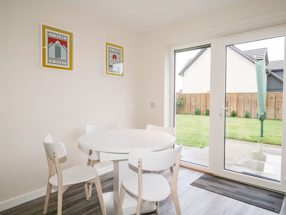 Cottage | Private kitchen | Fridge, dishwasher, cookware/dishes/utensils