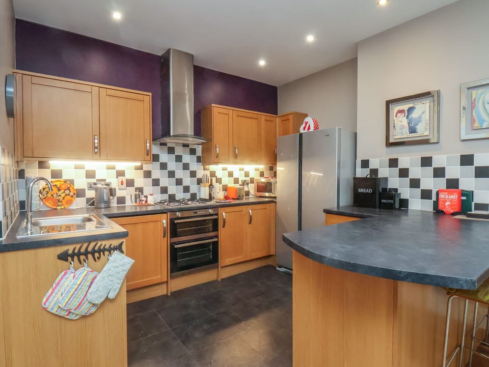 Cottage | Private kitchen | Fridge, microwave, dishwasher, electric kettle
