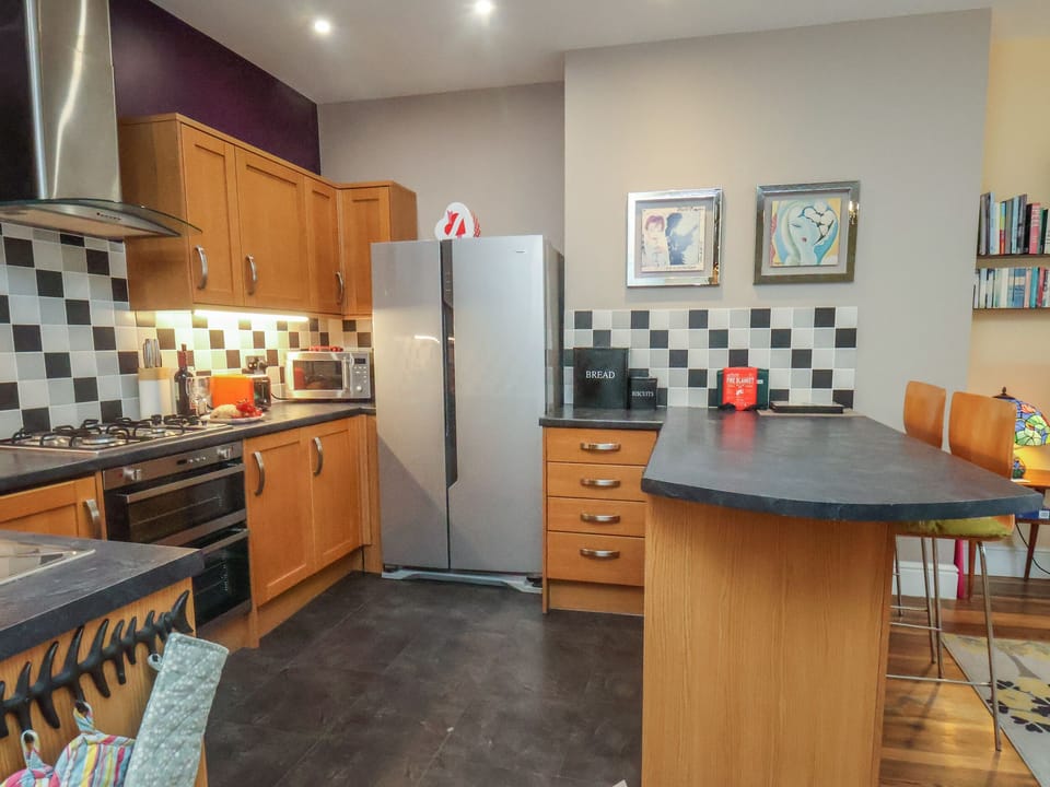 Cottage | Private kitchen | Fridge, microwave, dishwasher, electric kettle