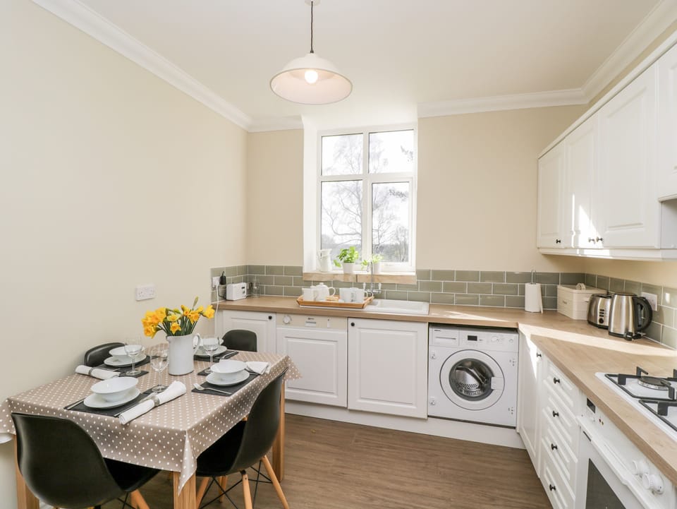 Cottage | Private kitchen | Fridge, dishwasher, electric kettle, toaster