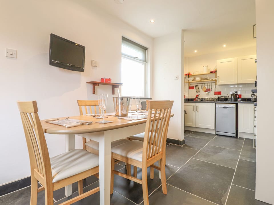 Cottage | Private kitchen | Fridge, dishwasher, cookware/dishes/utensils
