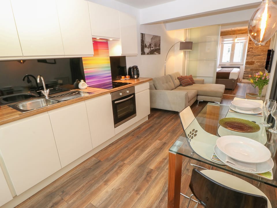 Cottage | Private kitchen | Fridge, electric kettle, toaster, cookware/dishes/utensils