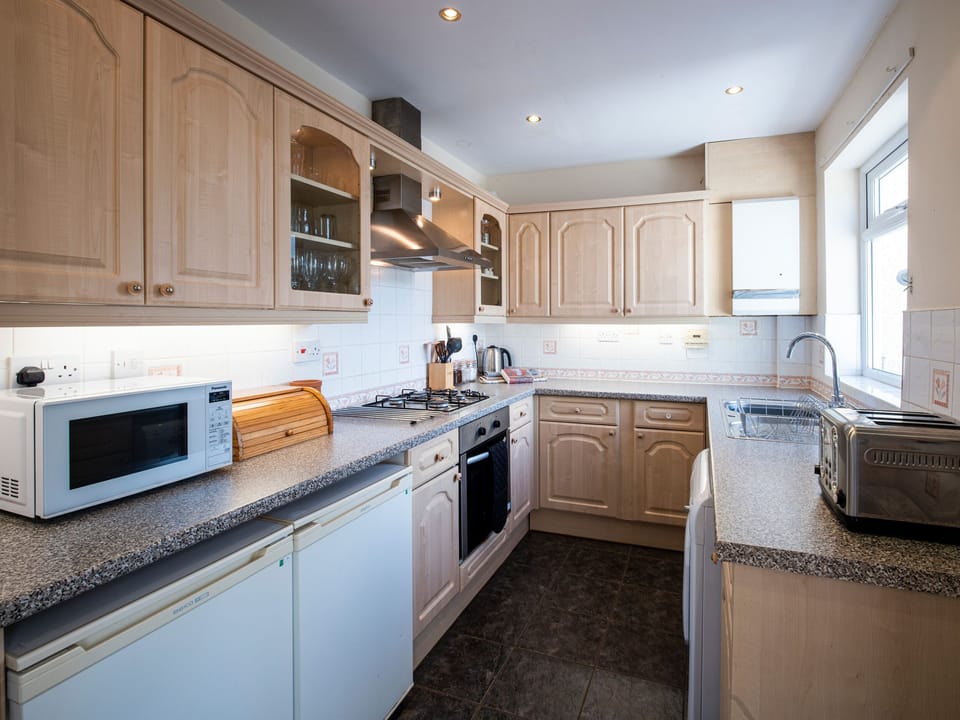 Cottage | Private kitchen | Fridge, microwave, electric kettle, toaster