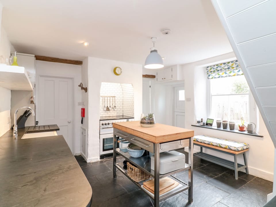 Cottage | Private kitchen | Fridge, microwave, dishwasher, electric kettle