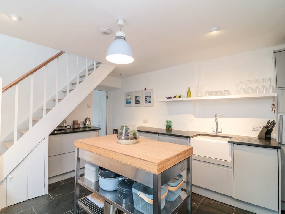 Cottage | Private kitchen | Fridge, microwave, dishwasher, electric kettle