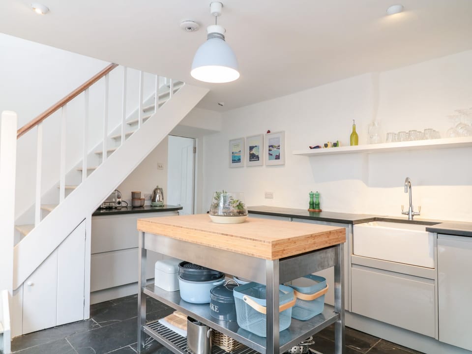 Cottage | Private kitchen | Fridge, microwave, dishwasher, electric kettle