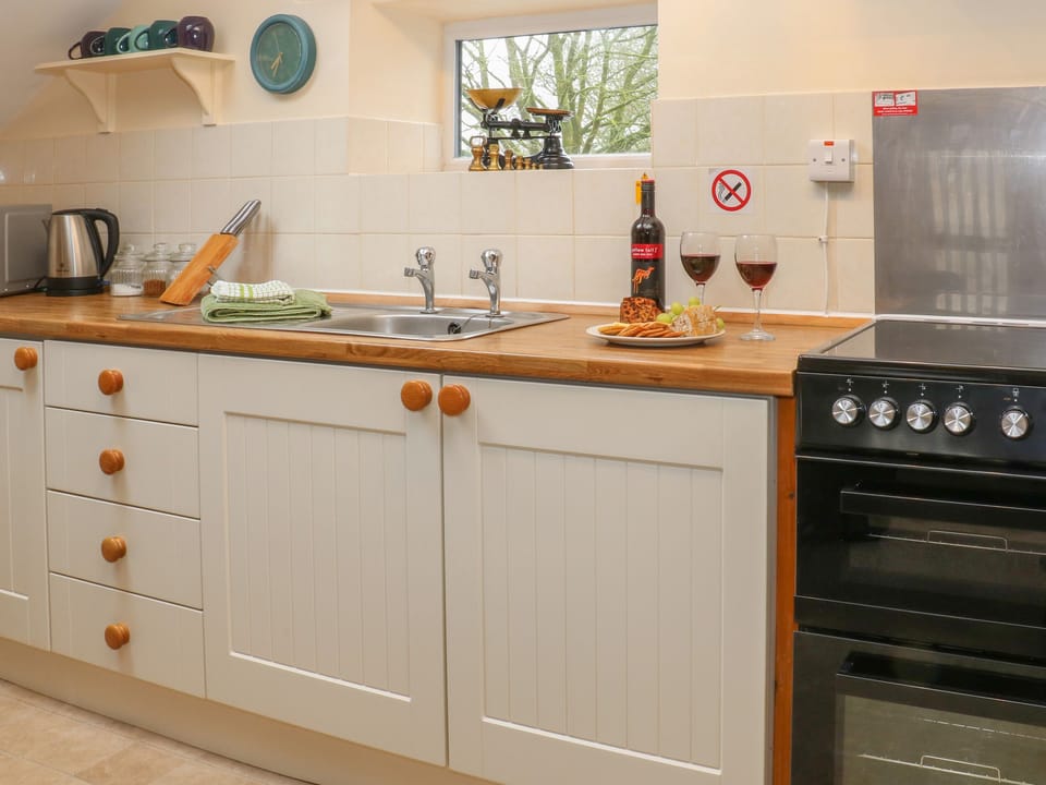 Cottage | Private kitchen | Fridge, microwave, electric kettle, toaster