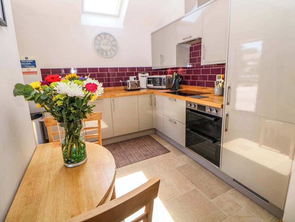 Cottage | Private kitchen | Fridge, microwave, dishwasher, electric kettle