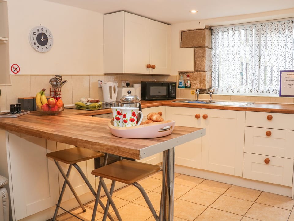 Cottage | Private kitchen | Fridge, microwave, electric kettle, toaster