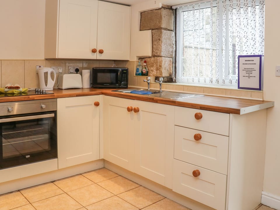 Cottage | Private kitchen | Fridge, microwave, electric kettle, toaster