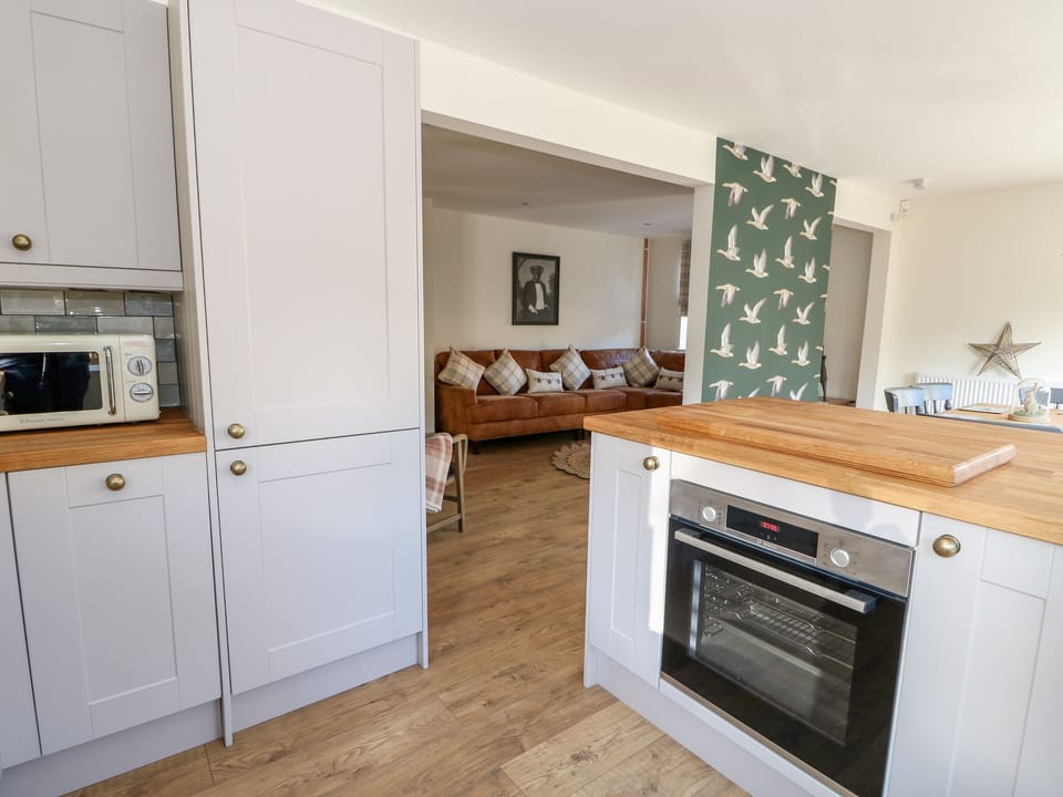 Cottage | Private kitchen | Fridge, microwave, dishwasher, electric kettle