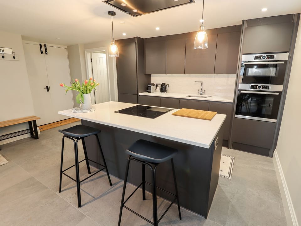 Cottage | Private kitchen | Fridge, dishwasher, electric kettle, toaster