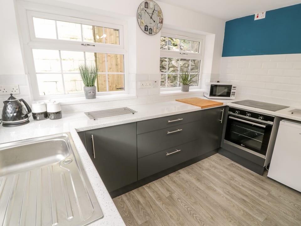 Cottage | Private kitchen | Fridge, microwave, electric kettle, toaster