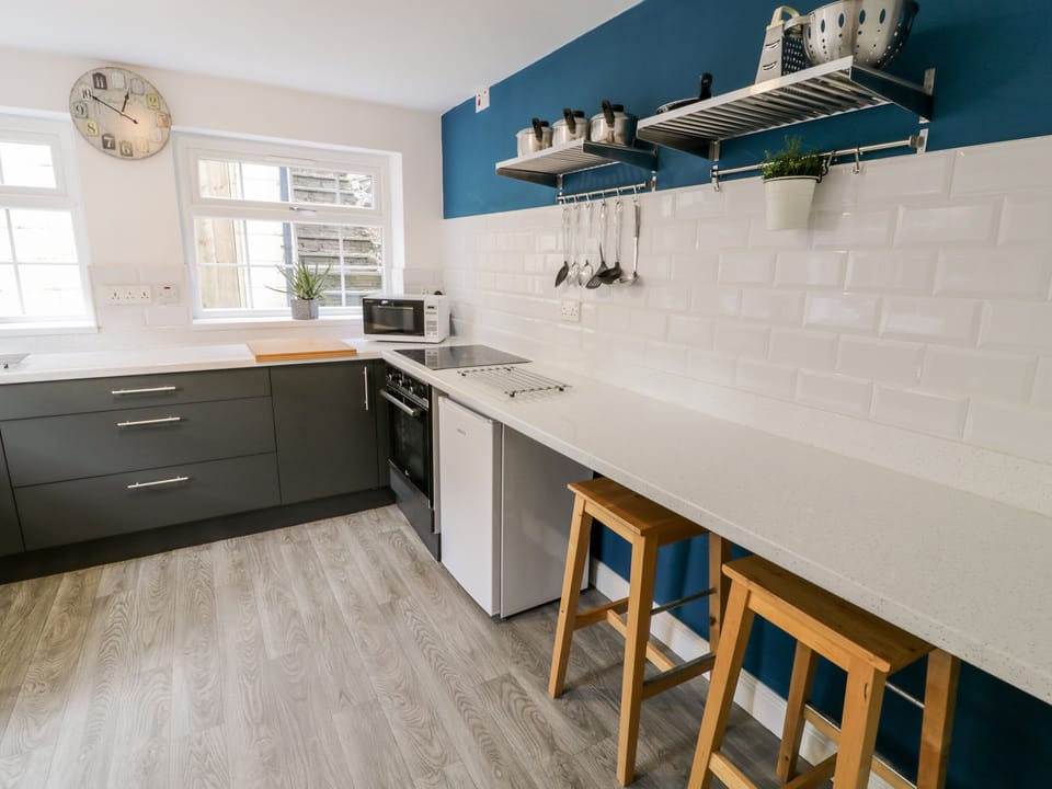 Cottage | Private kitchen | Fridge, microwave, electric kettle, toaster