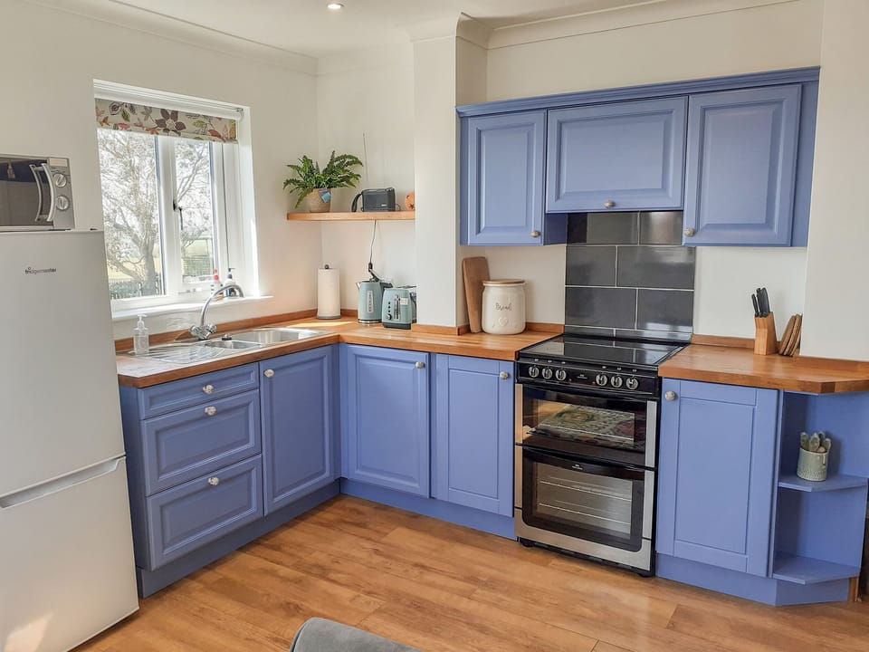 Cottage | Private kitchen | Fridge, microwave, electric kettle, toaster