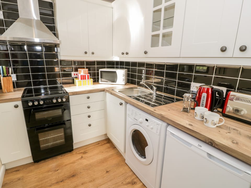 Cottage | Private kitchen | Fridge, microwave, electric kettle, toaster