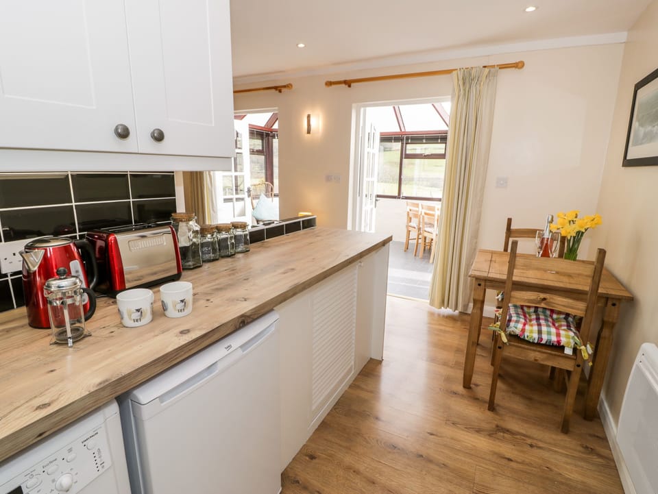 Cottage | Private kitchen | Fridge, microwave, electric kettle, toaster