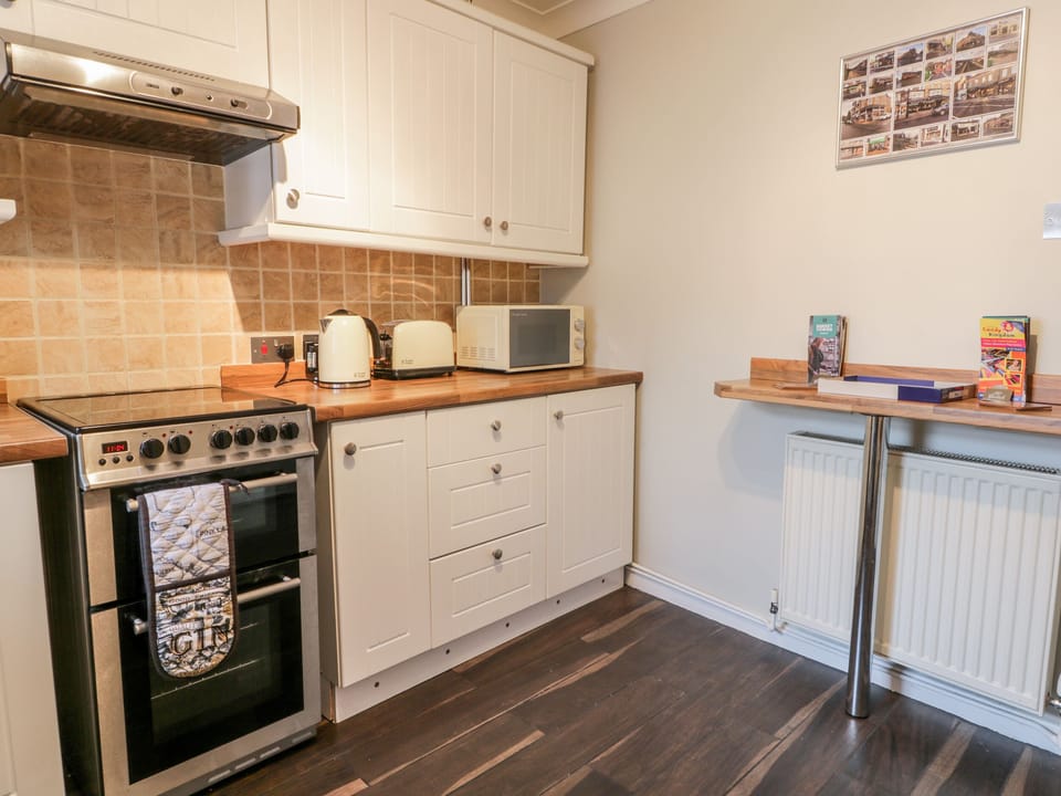 Cottage | Private kitchen | Fridge, dishwasher, cookware/dishes/utensils