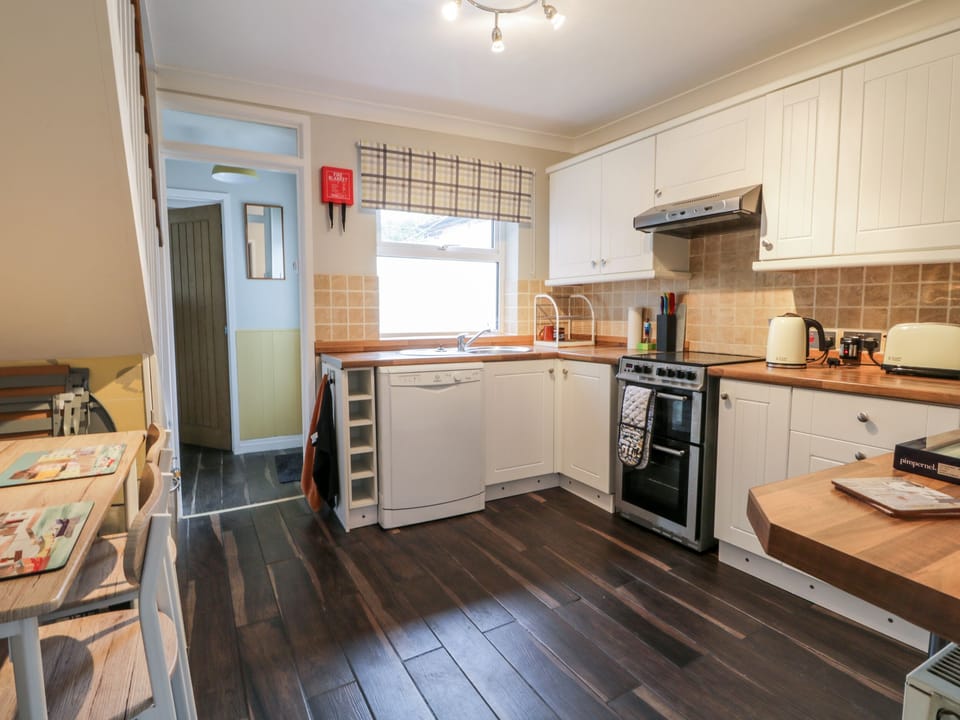 Cottage | Private kitchen | Fridge, dishwasher, cookware/dishes/utensils