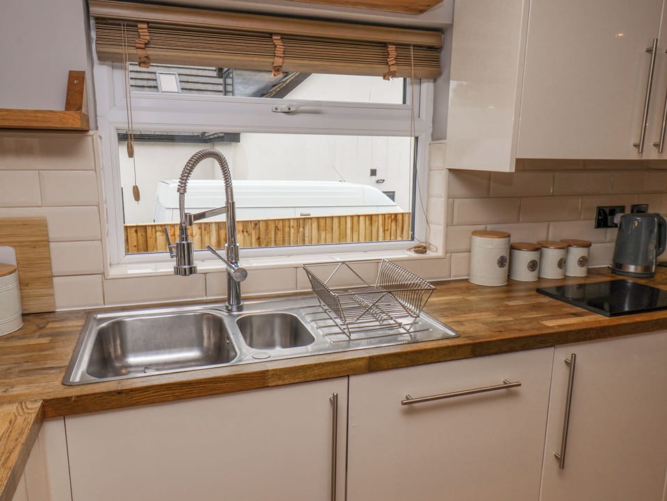 Cottage | Private kitchen | Fridge, dishwasher, cookware/dishes/utensils